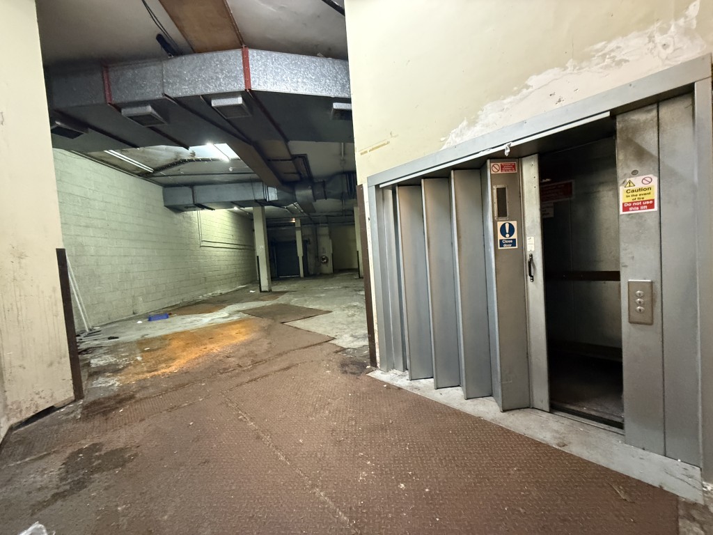 Lot: 29 - SUBSTANTIAL CITY CENTRE FREEHOLD COMMERCIAL BUILDING WITH INCOME AND ASSET MANAGEMENT POTENTIAL - Storage space with commercial good lift